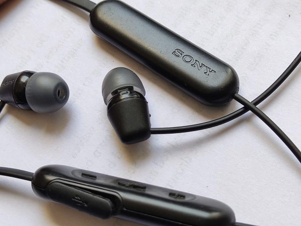 Sony-WI-C200-Wireless-In-Ear-Headphones-Looks